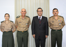 Capit&atilde; Maria Aparecida; o  comandante da Quinta Regi&atilde;o Militar, General Adhemar da Costa Machado Filho; o presidente do TRT-PR, desembargador Ney Jos&eacute; de Freitas, e o Coronel Edison Rosa.