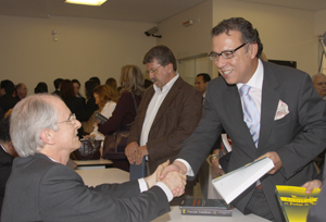 O presidente do TRT-PR, desembargador Ney José de Freitas, cumprimenta o jurista Manoel Antonio Teixeira Filho. O presidente do TRT-PR, desembargador Ney José de Freitas, cumprimenta o jurista Manoel Antonio Teixeira Filho.