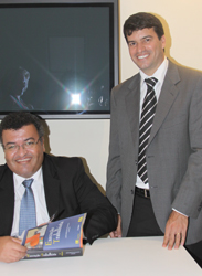 Juiz do trabalho José Aparecido dos Santos, titular da décima-sétima Vara do Trabalho, de Curitiba, autografa o livro Execução Trabalhista - 2ª Edição, que ele coordenou. Juiz do trabalho José Aparecido dos Santos, titular da décima-sétima Vara do Trabalho, de Curitiba, autografa o livro Execução Trabalhista - 2ª Edição, que ele coordenou.