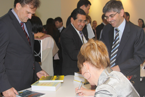 Juíza Odete Grasselli autografa o livro O Direito Derivado da Tecnologia - Circunstâncias Coletivas e Individuais no Direito do Trabalho. Juíza Odete Grasselli autografa o livro O Direito Derivado da Tecnologia - Circunstâncias Coletivas e Individuais no Direito do Trabalho.