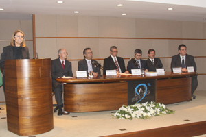 Mesa de abertura: O jurista Manoel Antonio Teixeira Filho; o presidente do TRT-PR, desembargador Ney José de Freitas; o vice-diretor da Escola Judicial, Dirceu Buyz Pinto Junior; o presidente da Amatra, desembargador Bráulio Gabriel Gusmão; o juiz do trabalho Reginaldo Melhado, titular da Sexta Vara do Trabalho de Londrina, e o juiz do Trabalho Fabrício Nicolau dos Santos Nogueira, titular da Primeira Vara do Trabalho de Araucária. Mesa de abertura: O jurista Manoel Antonio Teixeira Filho; o presidente do TRT-PR, desembargador Ney José de Freitas; o vice-diretor da Escola Judicial, Dirceu Buyz Pinto Junior; o presidente da Amatra, desembargador Bráulio Gabriel Gusmão; o juiz do trabalho Reginaldo Melhado, titular da Sexta Vara do Trabalho de Londrina, e o juiz do Trabalho Fabrício Nicolau dos Santos Nogueira, titular da Primeira Vara do Trabalho de Araucária.
