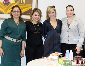 Desembargadora Rosalie Michaele Bacila Batista, da Comissão de Responsabilidade Socioeconômica e Ambiental, e a juíza Lisiane Sanson Pasetti Bordin, organizadora do curso, com as maquiadoras. Desembargadora Rosalie Michaele Bacila Batista, da Comissão de Responsabilidade Socioeconômica e Ambiental, e a juíza Lisiane Sanson Pasetti Bordin, organizadora do curso, com as maquiadoras.