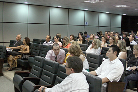 imagem mostra a plateia composta por oficiais de justiça, acompanhando o curso