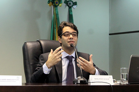 Civilista Rafael Pettefi da Silva fala durante evento na Escola Judicial