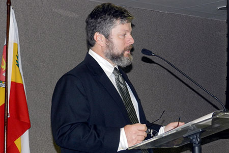 imagem mostra o Juiz Marcus Aurelio Lopes falando ao microfone na abertura do SIPAT em Maringá