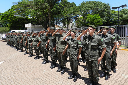 imagem retrata um tropa de atiradores, fardados, em posição de sentido durante execução do hino nacional