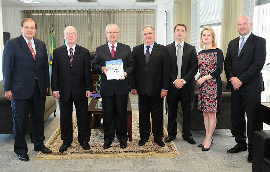 Imagem mostra, de corpo inteiro e olhando para a câmera, a partir da esquerda, o desembargador Célio Horst Waldraff; o diretor-presidente do Inter Americano, Claricio Casagrande; o presidente do TRT, Altino Pedrozo dos Santos; o gerente administrativo do Inter Americano, José Miquelam; os juízes Lourival Brão, Sandra Flügel Assad e Rafael Palumbo