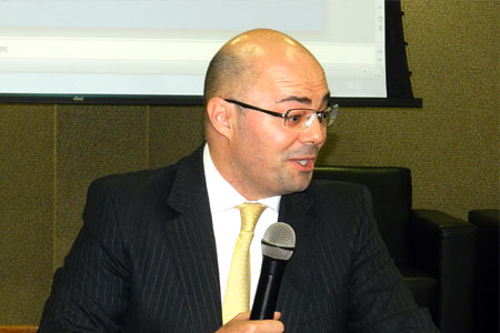  Foto do Professor Eduardo Sabbag durante sua fala no curso em Maringá.