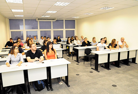 Foto mostra alunos na sala de aula durante realização do curso.