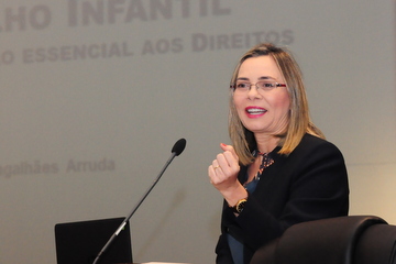 Foto mostra a ministra do Tribunal Superior do Trabalho Kátia Magalhães Arruda durante sua apresentação no seminário "Políticas Públicas de Combate ao Trabalho Infantil e para Profissionalização de Adolescentes".