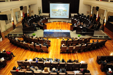 Foto traz uma vista em plano geral superior do Auditório Pedro Ribeiro Tavares durante o seminário "Políticas Públicas de Combate ao Trabalho Infantil e para Profissionalização de Adolescentes".