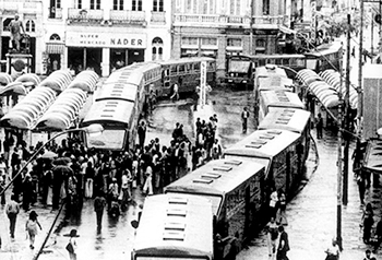 Foto histórica traz imagem em plano geral do trânsito no centro da cidade de Curitiba.