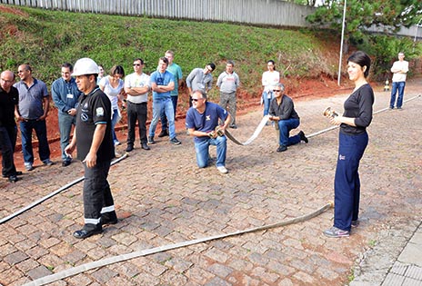 Imagem traz voluntários durante treinamento de combate a incêndio.
