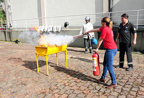 Imagem traz voluntários durante treinamento de combate a incêndio.