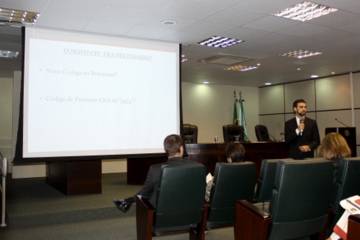 Foto mostra o palestrante Gustavo Osna durante curso no auditório da EJ