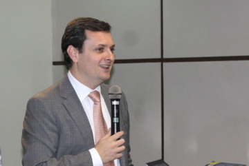 Foto traz o palestrante Sérgio Cruz Arenhart durante sua fala sobre competências