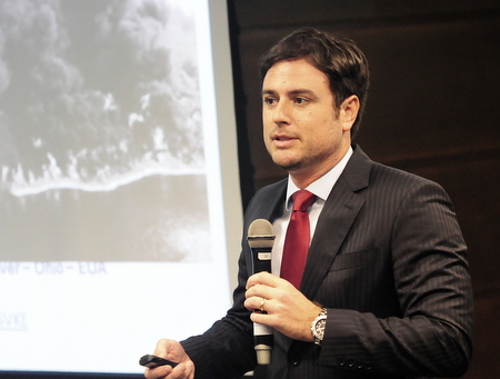 Imagem traz advogado Rômulo Silveira da Rocha Sampaio durante sua participação no evento