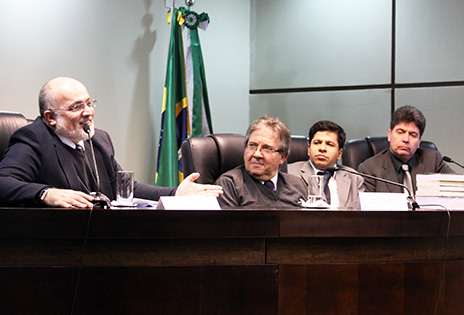 Imagem traz professor Luiz Alexandre Carta Winter, desembargador Luiz Eduardo Gunther e juristas Jouberto de Quadros Pessoa Cavalcante e Marco Antônio César Villatore