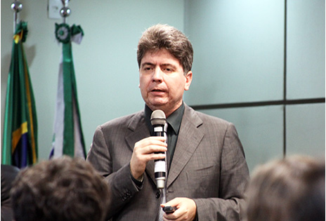Imagem traz Professor Marco Antônio César Villatore durante evento