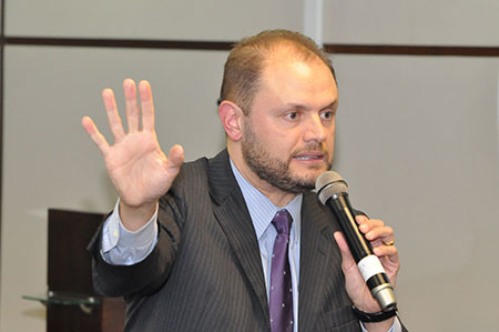 Fotografia traz Professor Doutor Vicente de Paula Ataíde Jr durante sua palestra no Curso Avançado no Novo CPC