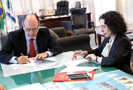 Presidente Arnor Lima Neto e diretora Rosa Sánchez-Cascado Nogales