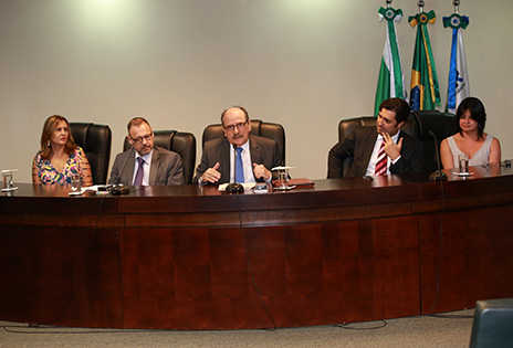 Professora Scheila do Rocio Cercal Santos Leal, juiz Eduardo Milléo Baracat, Desembargador Presidente Arnor Lima Neto, professor Eduardo Oliveira Agustinho e professora Marcia Carla Pereira Ribeiro