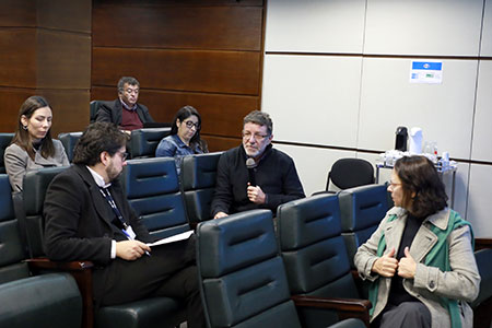 imagem fechada mostra magistrados sentados participando do debate tendo ao centro o dr Reginaldo Melhado usando o microfone