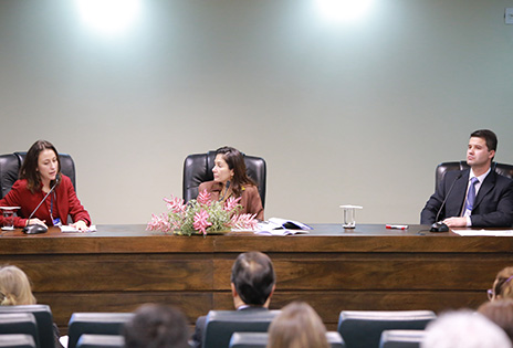 Da esquerda para a direita: servidora Débora Proença,  desembargadora Eliney Veloso (presidente do Coleouv) e servidor Marcelo Iansen Loureiro