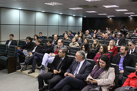 imagem da plateia acompanhando o seminário no plenário da Escola Judicial