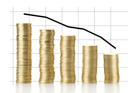 ilustração mostra várias pilhas de moedas lado a lado em tamanho decrescente tendo ao fundo um gráfico representando redução salarial