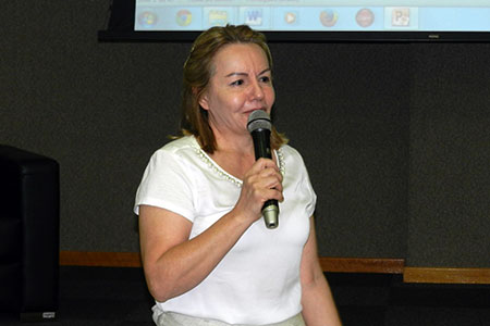 Imagem mostra a juíza Emília Simeão Albino Sako proferindo palestra