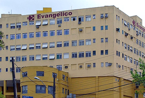 Imagem em plano geral mostra fachada do Hospital Evangélico de Curitiba