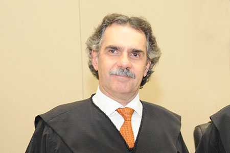 Imagem em plano médio mostra o desembargador Sérgio Murilo Rodrigues Lemos, novo ouvidor do Tribunal Regional do Trabalho do Paraná. O magistrado olha para a câmera