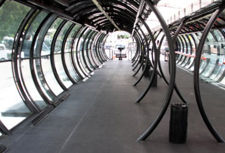 Imagem mostra interior de estação-tubo completamente vazia, em Curitiba, durante a última greve de motoristas e cobradores na cidade