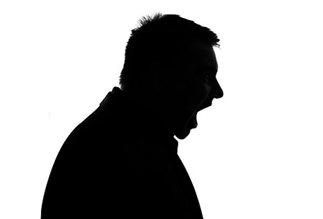 imagem ilustrativa mostra silhueta de um homem gritando, visto de perfil