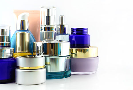 imagem ilustrativa mostra diversas embalagens de cosméticos dispostas em um fundo branco