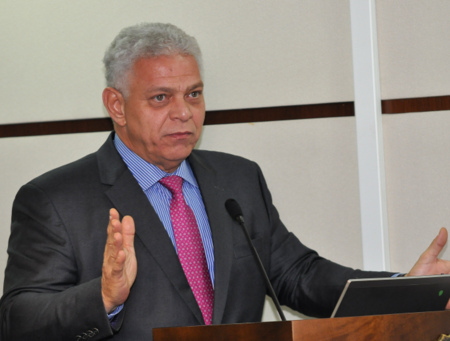 Imagem em plano médio mostra ministro do TST Alexandre de Souza Agra Belmonte gesticulando e dirigindo-se ao público por meio de microfone durante evento na Escola Judicial do TRT-PR.
