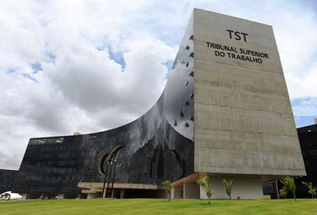 Imagem em plano aberto mostra fachada do prédio do Tribunal Superior do Trabalho, em Brasília.