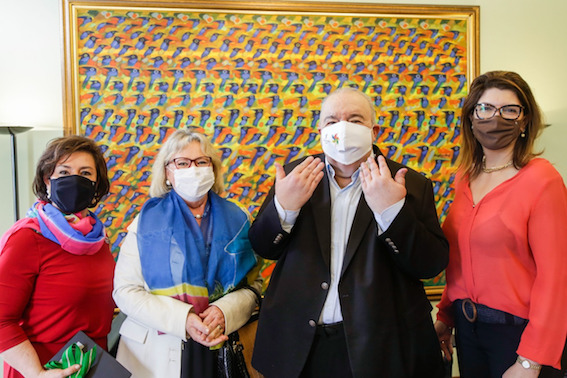 Desembargadoras Rosemarie Pimp&atilde;o e Ana Carolina Zaina ao lado do prefeito Rafael Greca e da secret&aacute;ria de educa&ccedil;&atilde;o Maria Silvia Bacila. (Foto: TRT9)