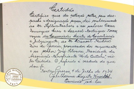 Documento do acervo do Centro de Memória do TRT-PR, datado de 1934, em que o requerente evoca o Decreto Federal 21.396, de 12 de maio de 1932, e se dirige à Comissão “Mixta” de Conciliação e Julgamento em defesa de interesses de três empregados da Associação Beneficente 26 de Outubro, de Ponta Grossa. A Ilustração, com fundo amarelo, reproduz, em banco, o documento original, manuscrito.