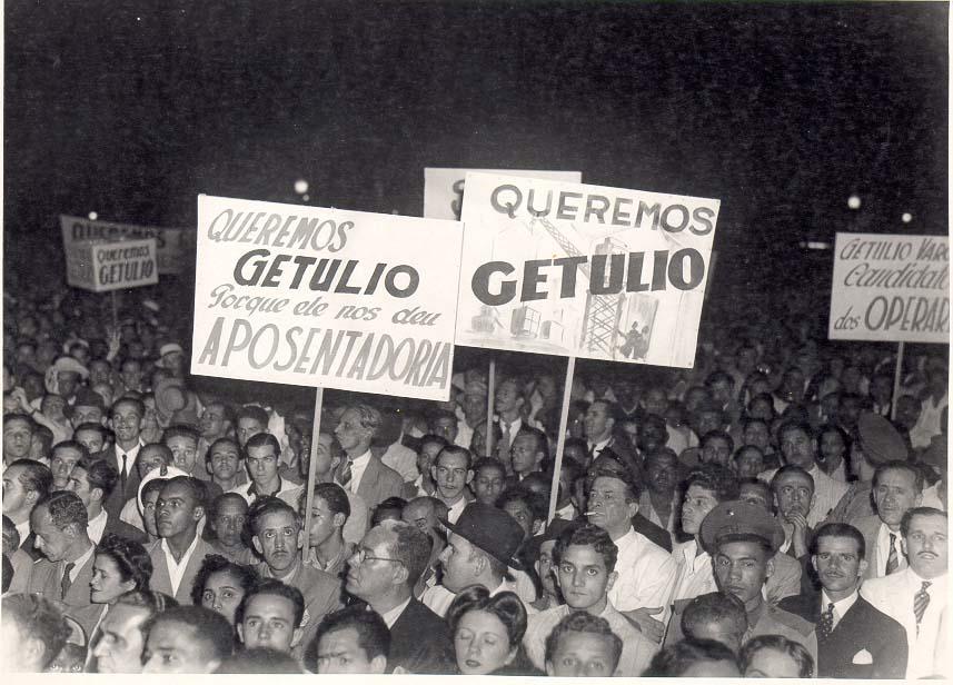 Manifestação de trabalhadores na década de 30. Foto do acervo do TST.