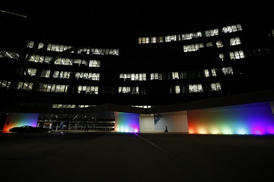 Sede do TST, em Bras&iacute;lia, iluminada com as cores do arco-&iacute;ris.