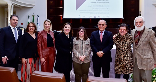 Oito pessos, lado a lado, posam para foto. Entre elas estão o ministro Cláudio Brandão, os desembargadores Ana Carolina Zaina e Sérgio Murilo Rodrigues Lemos e a desembargadora aposentada Rosalie Michaele Batista.