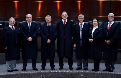 Desembargadores Edmilson Antonio de Lima, Arnor Lima Neto, Marco Antonio Vianna Mansur, Célio Horst Waldraff, Benedito Xavier da Silva, Ana Carolina Zaina e Eliázer Antonio de Medeiros. Todos trajam togas e posam em frente do painel de madeira que caractariza o plenário do TRT-PR.