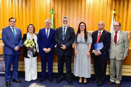 Em p&eacute;, posam para a foto, da esquerda para a direita: o desembargador  Gerson Oliveira Costa Filho e a desembargadora Ana Carolina Zaina, o desembargador Eridson Fernandes Medeiros, o  ministro Lelio Bentes Corr&ecirc;a, a desembargadora Daniele Corr&ecirc;a Santa Catarina e os desembargadores Cl&oacute;vis Valen&ccedil;a Alves Filho e Fernando Rios Neto