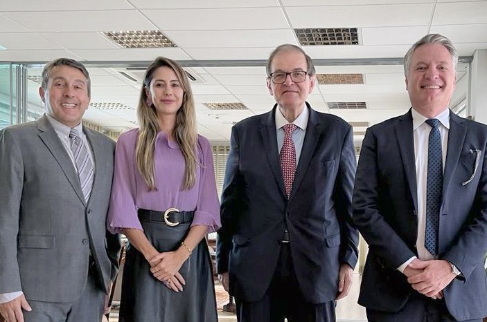 Fotografia com quatro pessoas lado a lado. Da direita para a esquerda), Marco Aurélio Guimarães, presidente da AATPR, homem branco de cabelos grisalhos, veste terno azul escuro, camisa branca e gravata azul;  desembargador Célio Horst Waldraff, presidente do TRT-PR, home branco de cabelos castanhos, usa óculos e veste azul escuro camisa branca a gravata vermelha; Camila Kapp, Conselheira Fiscal e Ouvidora da AATPR, mulher branca de cabelos loiros até a altura do abdômen, veste saia preta com cinto de couro preto e camisa roxa; e Roberto Pontes, vice-presidente da AATPR, home branco de cabelos grisalhos, veste terno cinza claro com camisa branca e gravata cinza.