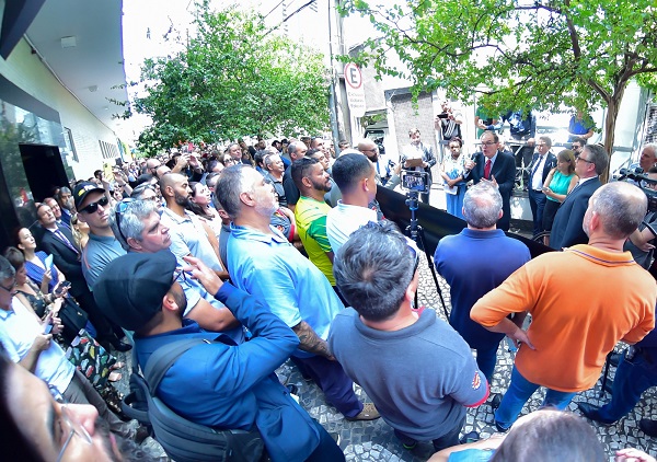 Foto do Presidente do TRT da Nona Região, Desembardagor Célio Waldraff, falando para a multidão presente no ato em defesa da competência da justiça do trabalho em frente ao fórum trabalhista de Curitiba