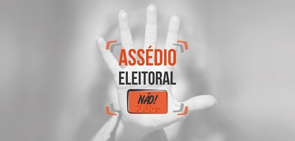 Arte com fundo cinza com destaque para uma mão espalmada com dedos abertos com sinalização de parar. Sobre a mão, escrito: Assédio Eleitoral Não. A palavra assédio em cor laranja, mesma cor da caixa de contorno da palavra não, que remete ao formato e a cor de um dos botões da urna eletrônica de votação.