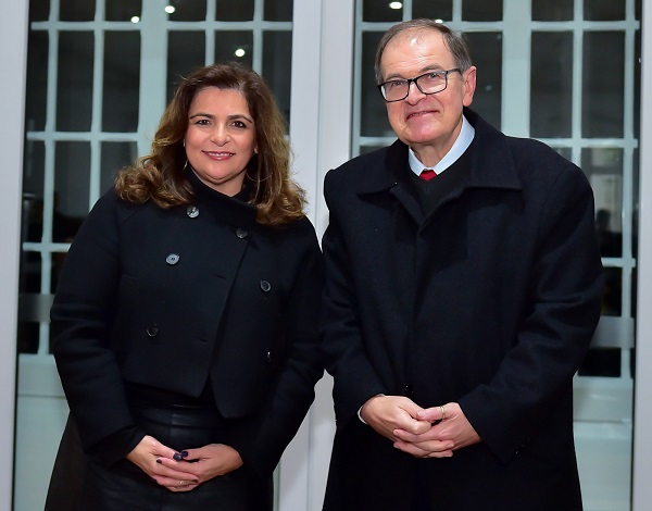  Fotografia da diretora-executiva da Rádio Banda B, Denise Mello, mulher branca de cabelos lisos castanhos escuros até o ombro, ela usa um casaco preto de lã; ao lado do presidente do TRT-PR, desembargador Célio Horst Waldraff, homem branco, parcialmente calvo de óculos e usa terno com um casaco de lá preto.