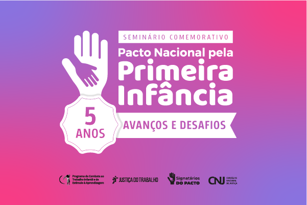 Ilustração de divulgação do evento. Fundo em degradê roxo e rosa. à frente, na cor branca, Ícone de uma mão menor sobre uma maior.  Ao lado está escrito: Seminário Comemorativo Pacto Nacional Pela Primeira Infância 5 anos de Avanços e Desafios.